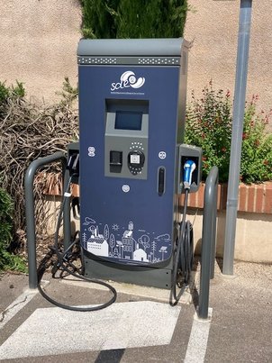 Borne recharge électrique voitures électriques